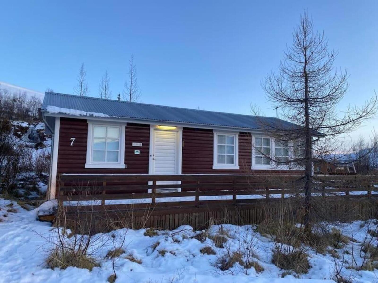 Cozy 2 Bedroom Cottage With Hot Tub Акурейри Экстерьер фото