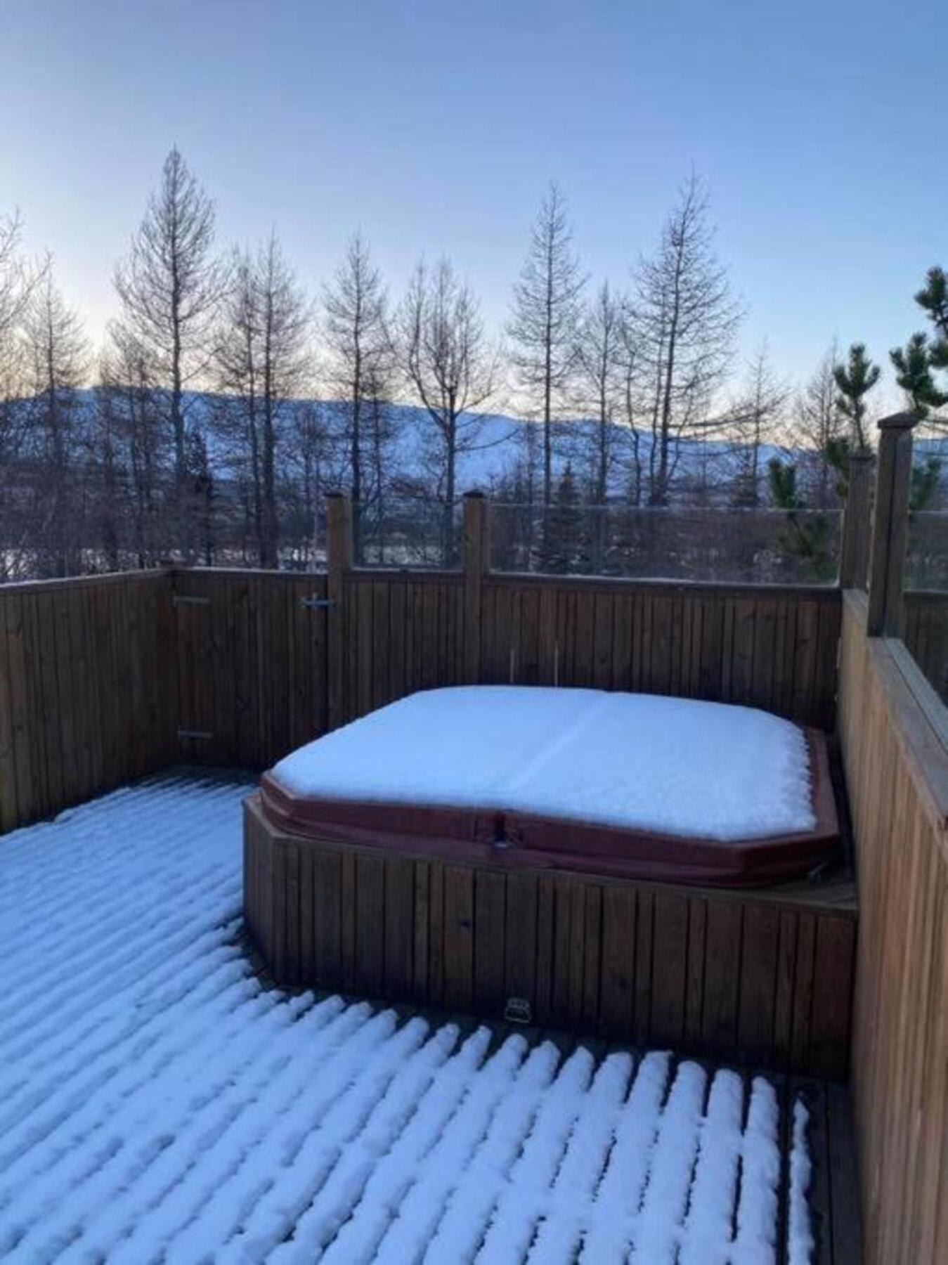 Cozy 2 Bedroom Cottage With Hot Tub Акурейри Экстерьер фото