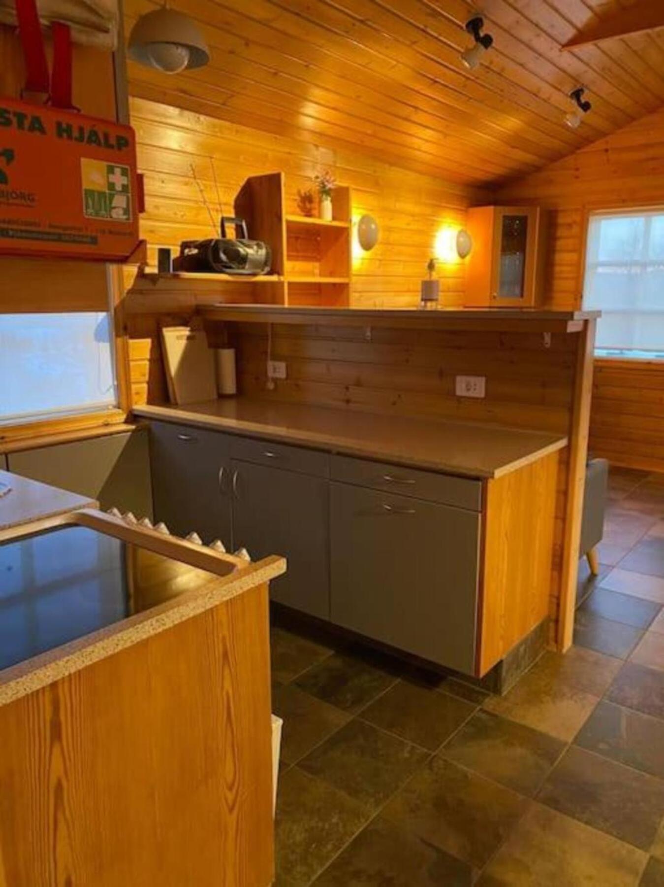 Cozy 2 Bedroom Cottage With Hot Tub Акурейри Экстерьер фото