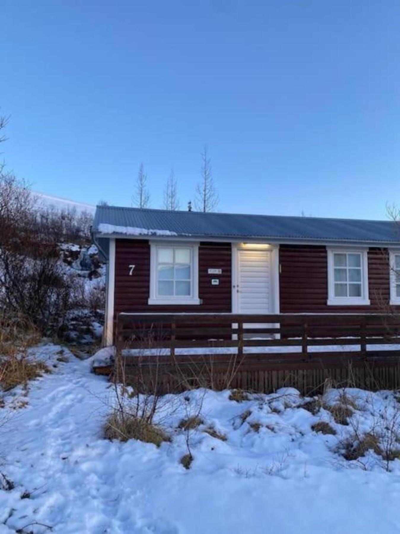 Cozy 2 Bedroom Cottage With Hot Tub Акурейри Экстерьер фото